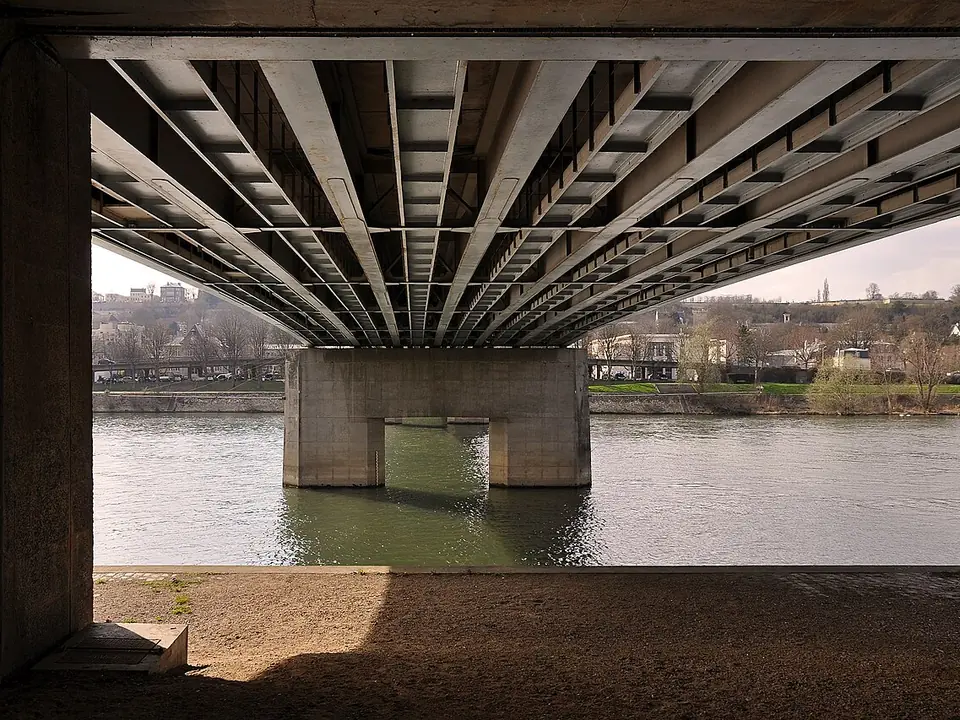 Sous le pont du Pecq, au bord de la Seine