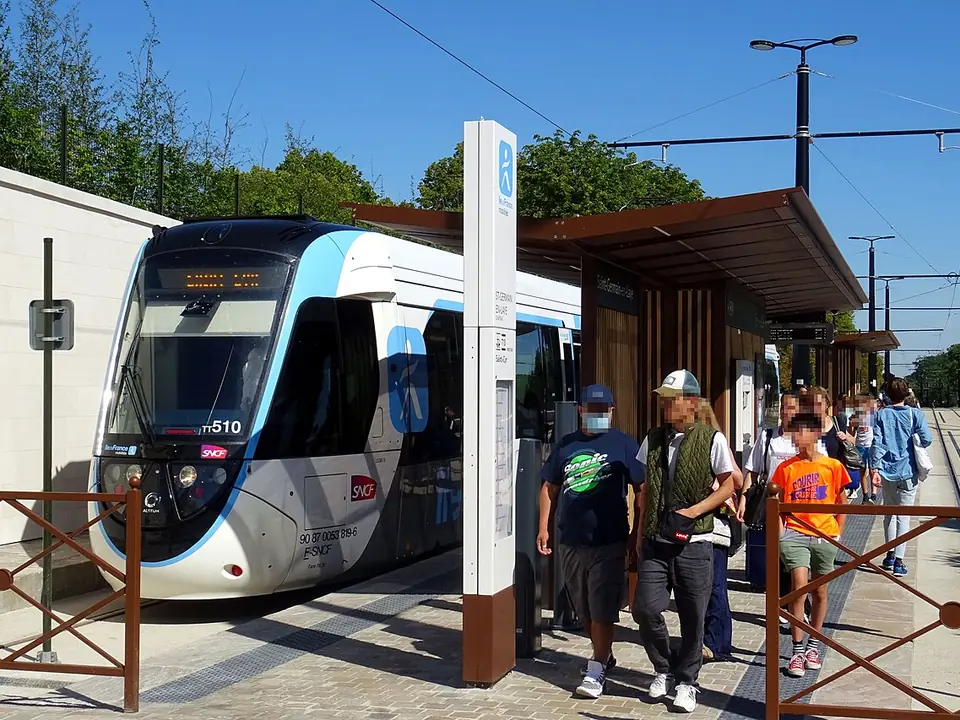 Tram T13 en station à Saint-Germain-en-Laye
