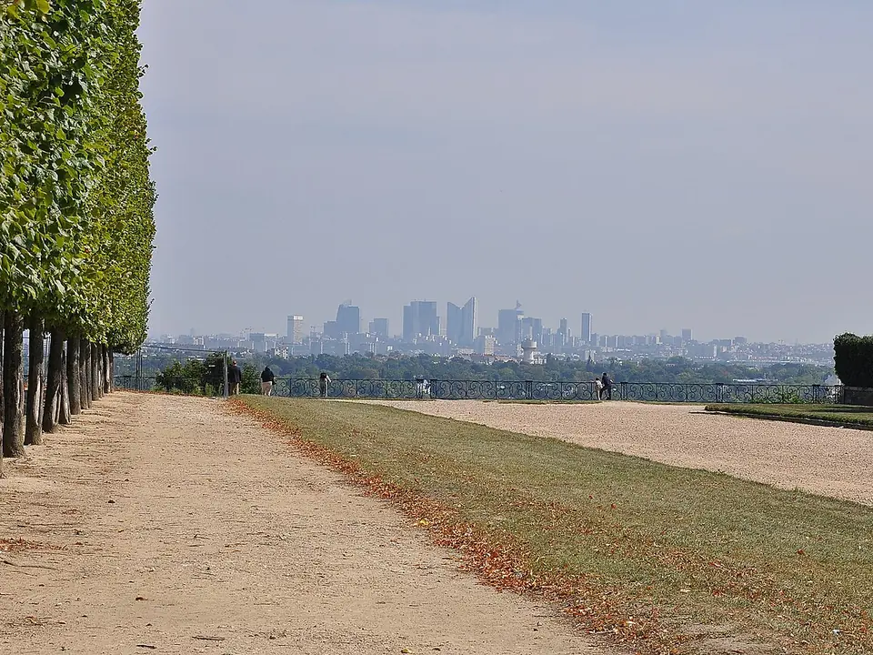 La Grande Terrasse de Saint-Germain-en-Laye, avec La Défense à l'horizon
